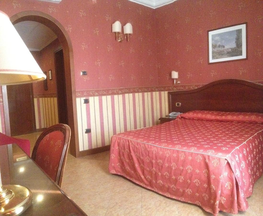 Al Boschetto Hotel กัสเตลโวลตูร์โน ภายนอก รูปภาพ