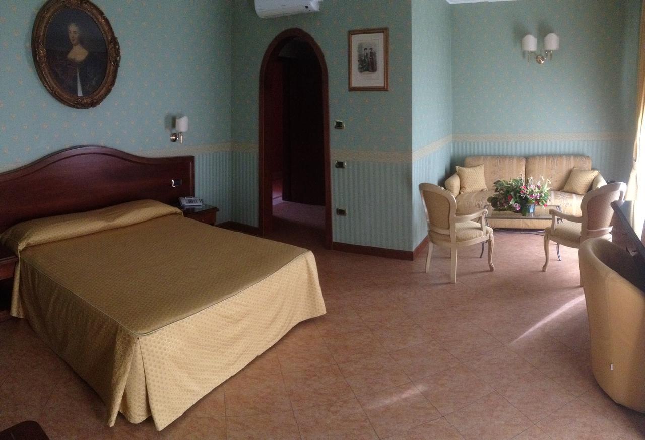 Al Boschetto Hotel กัสเตลโวลตูร์โน ภายนอก รูปภาพ